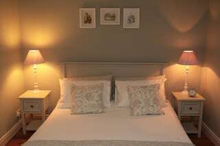 Отели типа «постель и завтрак» Honey Bee Cottage Арди Двухместный номер с 1 кроватью и собственной ванной комнатой вне номера-3