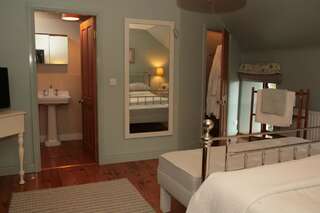 Отели типа «постель и завтрак» Honey Bee Cottage Арди Улучшенный номер с кроватью размера «king-size»-3