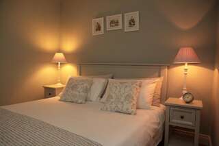 Отели типа «постель и завтрак» Honey Bee Cottage Арди Двухместный номер с 1 кроватью и собственной ванной комнатой вне номера-6
